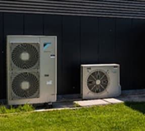 Modern huis met een grote airconditioning, met eigentijdse kenmerken en een strak ontwerp.