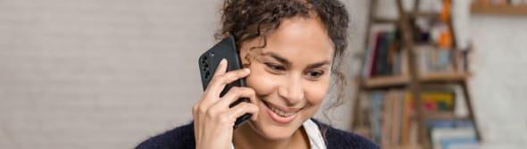 Een vrouw aan de telefoon