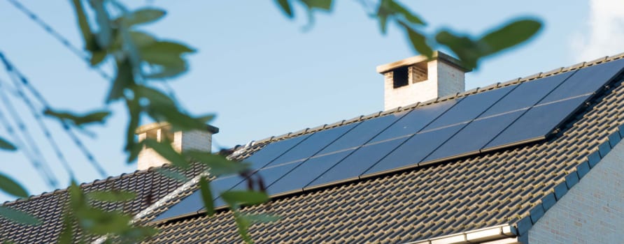 Een huis met zonnepanelen op het dak