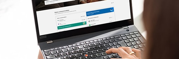 Une femme utilise son ordinateur et se trouve dans l'espace client d'ENGIE.