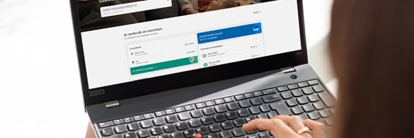Een vrouw gebruikt haar computer en is op haar klantenafdeling van ENGIE