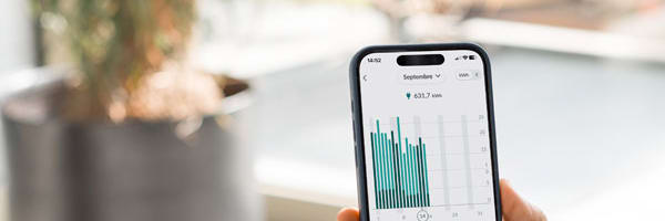 Une homme de dos qui regarde l'espace client d'engie sur son iphone