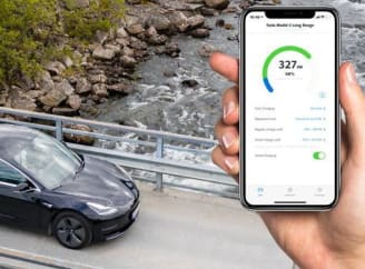 Afbeelding van een auto op een brug en de Smart App op een iPhone 