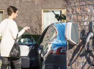 Een vrouw stapt in de auto