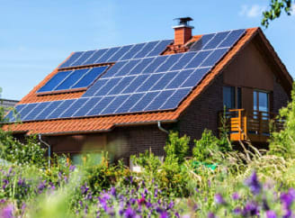 Een modern huis met zonnepanelen op het dak