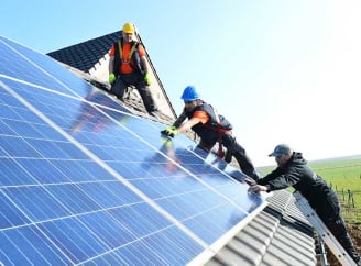 Des techniciens qui installent des panneaux solaires 