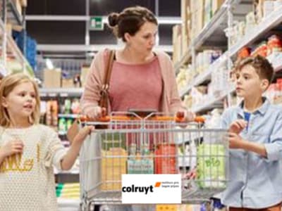 Een gezin aan het winkelen bij Colruyt
