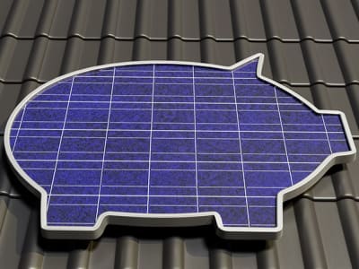 Een zonnepaneel in de vorm van een spaarvarken op een dak