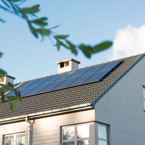 Un panneau solaire sur le toit d&#039;une maison