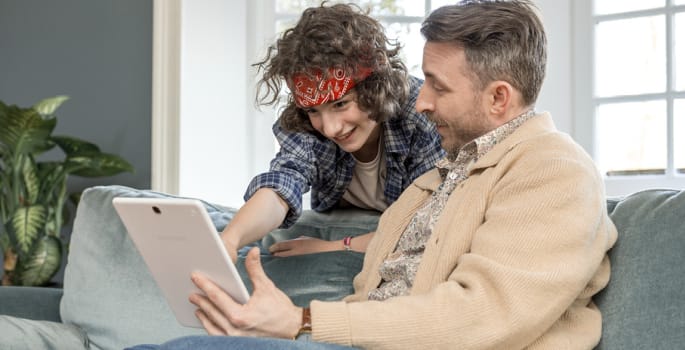Vrouw voor haar koelkast