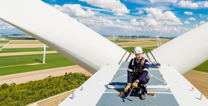 Technicien ENGIE sur le toit d’une éolienne