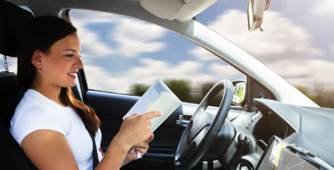 Femme lisant dans une voiture autonome