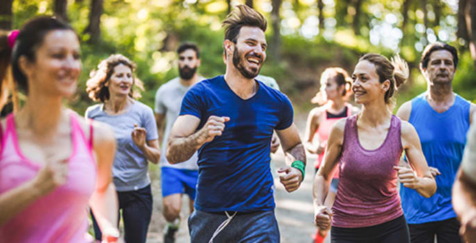 mannen en vrouwen joggen
