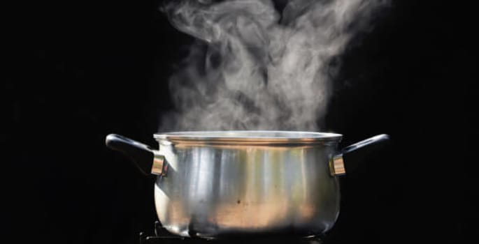 Chauffer l’eau dans une casserole est moins énergivore qu’avec une bouilloire électrique, un des mythes sur la consommation d’énergie