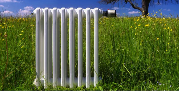 Radiator in een veld in de zomer