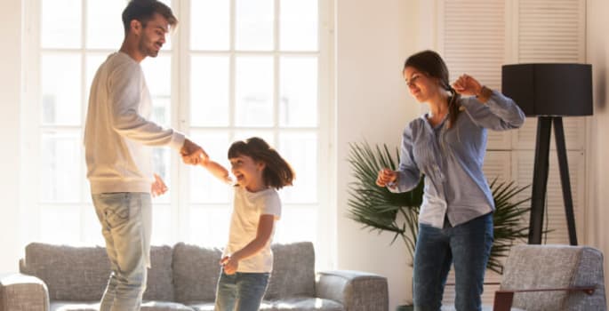 Famille heureuse dans le salon