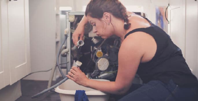 Femme téléphone au plombier pour une fuite d’eau dans le plafond
