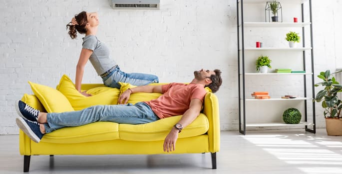 Koppel koelt hun woonkamer met een vaste airconditioner