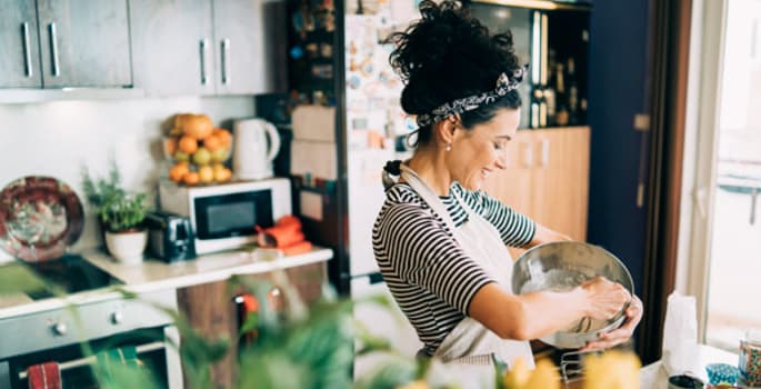 Vrouw in haar keuken met huishoudtoestellen