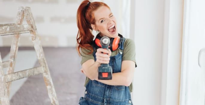 Vrouw die gelukkig is dankzij een renteloze lening voor haar energiewerkzaamheden