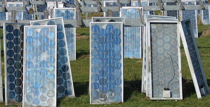 Panneaux photovoltaïques en attente de recyclage