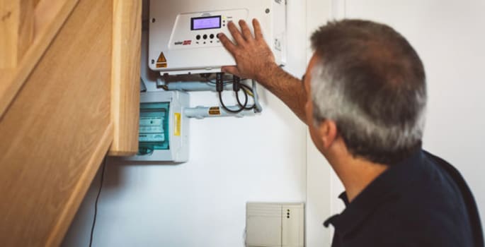 Un onduleur défectueux cause inévitablement une diminution de la production de vos panneaux solaires. Faut-il alors réparer ou remplacer cette pièce maîtresse de votre installation photovoltaïque ? Comment se rendre compte qu’il n’est plus au top ?