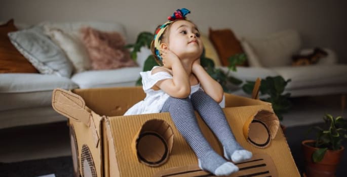 fille en voiture en carton