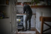 Homme devant son lave-vaisselle