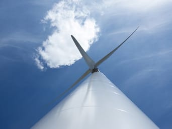 Éolienne vue d’en bas