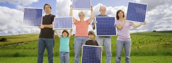 Famille tenant des panneaux solaires en main