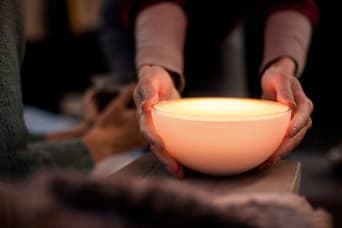 Grâce à la Philips Hue Go on peut créer des ambiances lumineuses romantiques à la SaintValentin mais aussi toute l’année