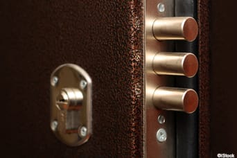 Pour se protéger des cambriolages, une porte blindée constitue un bonne protection technique.