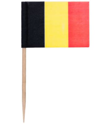 Pour la soirée Coupe du Monde de football, on imprime des drapeaux belges qu’on colle sur des pics à brochette