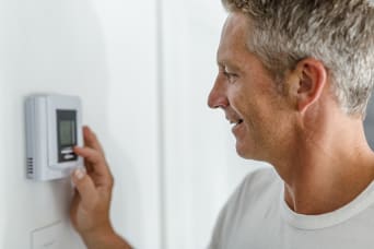 Man voor zijn thermostaat