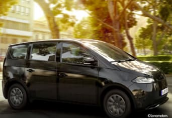 Une voiture équipe de panneaux solaires