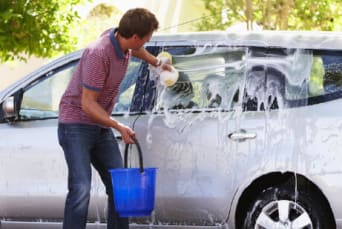 Om water te besparen, was je je auto beter met een emmer in plaats van met de tuinslang