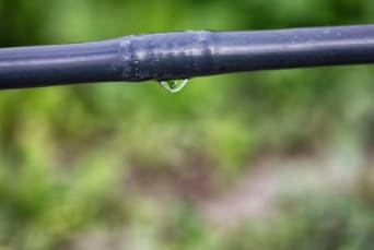De tuin druppel per druppel gieten is zuiniger dan met een waterstraal