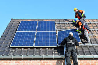Het plaatsen van zonnepanelen bovenop het dak is de meest gangbare plaatsing