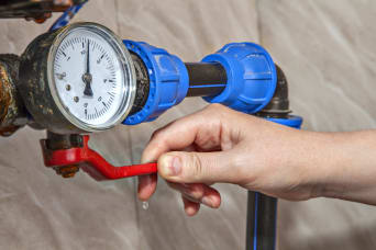 Een dalin van de waterdruk? Controleer de druk op de meter.