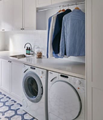 Meubles et tringles au-dessus du lave-linge