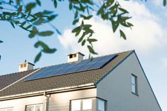 Des obstacles comme des arbres, une cheminée, un poteau peuvent être source d’ombre et diminuer le rendement des panneaux solaires
