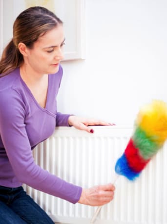 Pour enlever la poussière d’un radiateur, délogez d’abord le plus gros avec un plumeau