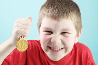 Garçon avec médaille de vainqueur