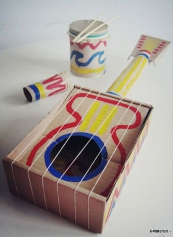Let’s rock avec une guitare en carton!
