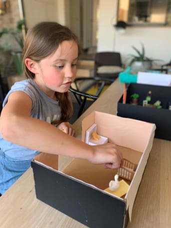Une mini maison de poupée en carton