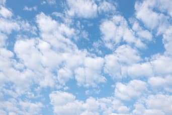 blauwe lucht en wolken
