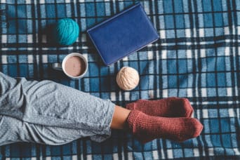Comment choisir la tenue d’intérieur idéale pour affronter l’hiver à la maison ?