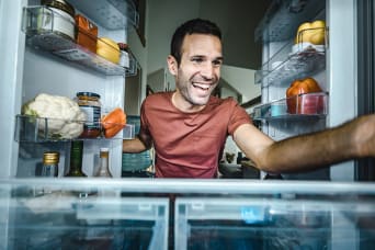 refrigerateur_frigo_homme_legume_ete_ouvrir_consommation_energie
