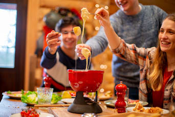 Fondue au fromage en famille