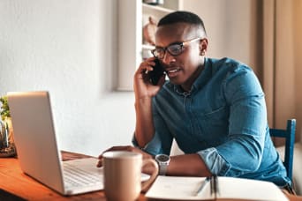 homme demande l’installation d’un compteur digital